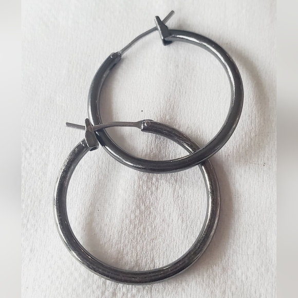 Gorgeous Collectible Dark Tone Hoop  Earrings. 🌴 - Picture 5 of 7